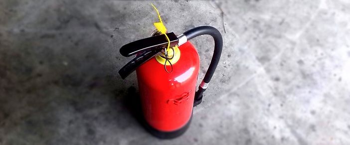 Scaricano l'estintore contro un passante: 56enne finisce al pronto soccorso