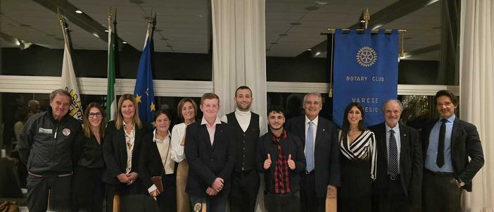 Nella foto alcuni ragazzi di PizzAut con le autorità intervenute alla giornata rotariana. Nella foto alcuni ragazzi di PizzAut con le autorità intervenute alla giornata rotariana.