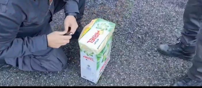 Fermato alla dogana con 45mila euro nascosti nei fustini di detersivo Fermato alla dogana con 45mila euro nascosti nei fustini di detersivo