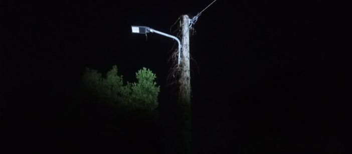 Lampioni spenti in via Don Ambrosini, nel quartiere di Valle Olona