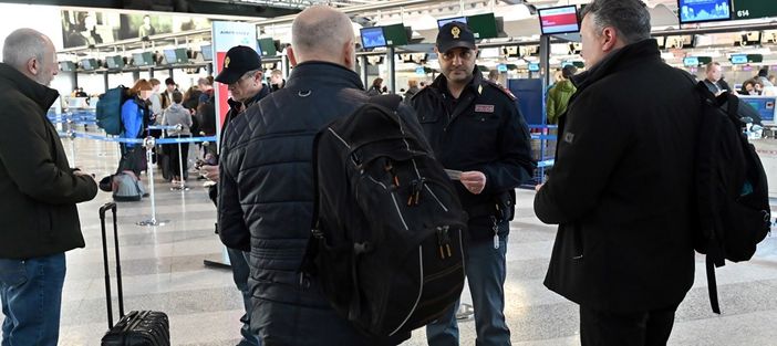 Rubano un rolex dimenticato da una passeggera nel contenitore dei controlli di sicurezza dell'aeroporto: denunciata a Malpensa una coppia di cittadini italiani