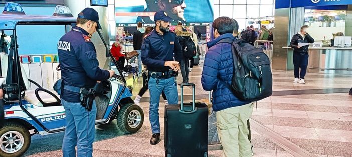 Ruba il trolley a un passeggero a Malpensa, trentacinquenne in manette Ruba il trolley a un passeggero a Malpensa, trentacinquenne in manette