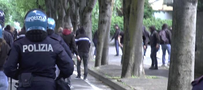 Un momento degli scontri (foto Polizia di Stato) Un momento degli scontri (foto Polizia di Stato)