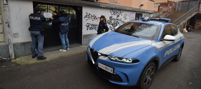 I sigilli posti dalla polizia di Varese sulla porta d'ingresso di una discoteca di via Orrigoni I sigilli posti dalla polizia di Varese sulla porta d'ingresso di una discoteca di via Orrigoni