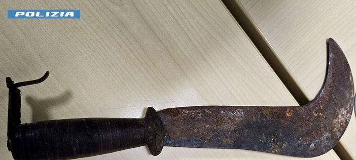 La roncola rinvenuta dalla polizia La roncola rinvenuta dalla polizia