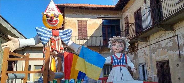 Le due maschere con la bandiera ucraina