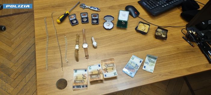 La refurtiva rinvenuta dalla polizia di Busto addosso alle due baby ladre La refurtiva rinvenuta dalla polizia di Busto addosso alle due baby ladre