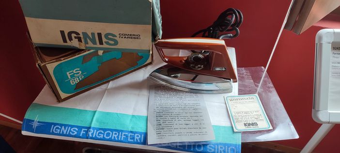 Il ferro da stiro d'epoca donato al museo Ignis del Comune di Comerio (foto dalla pagina Facebook del Comune)