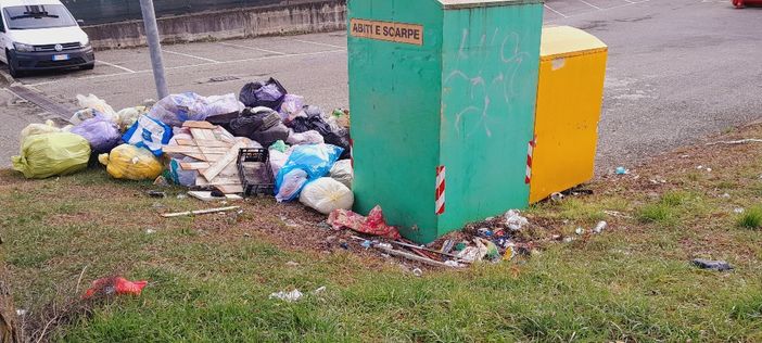 Rifiuti abbandonati a Gazzada