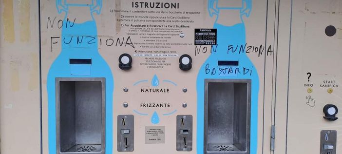 La casa dell'acqua di Porto Valtravaglia vandalizzata (foto da Facebook)