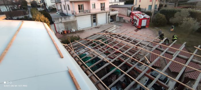 FOTO - Il forte vento scoperchia un tetto in via Perla a Varese FOTO - Il forte vento scoperchia un tetto in via Perla a Varese