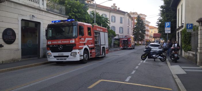 Abitazione in fiamme in via Veratti: vigili del fuoco in azione e strada chiusa