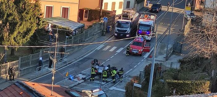 Auto si ribalta in viale Borri, donna gravemente ferita