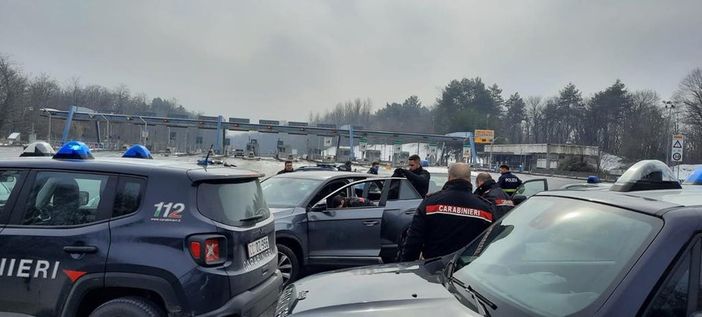 Inseguito per 64 chilometri, forza tre posti di blocco e viene arrestato: non si sa perché scappasse Inseguito per 64 chilometri, forza tre posti di blocco e viene arrestato: non si sa perché scappasse