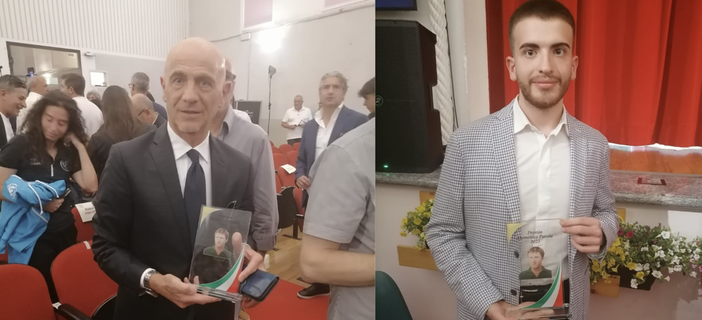 A sinistra Beppe Sannino, a destra Diego Alfonzetti, entrambi premiati a Laveno con il premio Domenico Parola 2025
