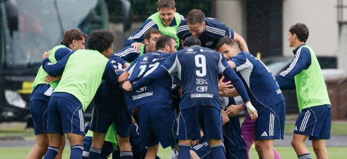 Il gruppo Varesina dopo la salvezza a Castellanza: nessuno ha valorizzato i giovani meglio del club rossoblù in Italia (foto Enrico Scaringi)