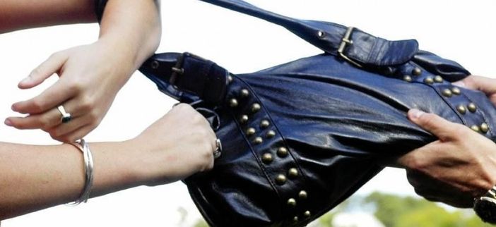 Scippa una ragazza fuori da un locale del centro. Ma lei è una poliziotta fuori servizio Scippa una ragazza fuori da un locale del centro. Ma lei è una poliziotta fuori servizio