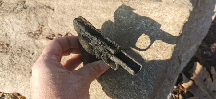 La pistola ritrovata nelle acque del lago di Varese dal pescatore "magnetico" Marco Gaspari