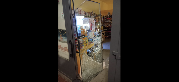 Furto e porta danneggiata all’alimentari di Fabio Cogliati a Venegono Superiore