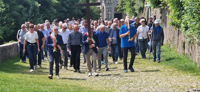 Gli amministratori varesini e non solo salgono lungo il viale delle Cappelle