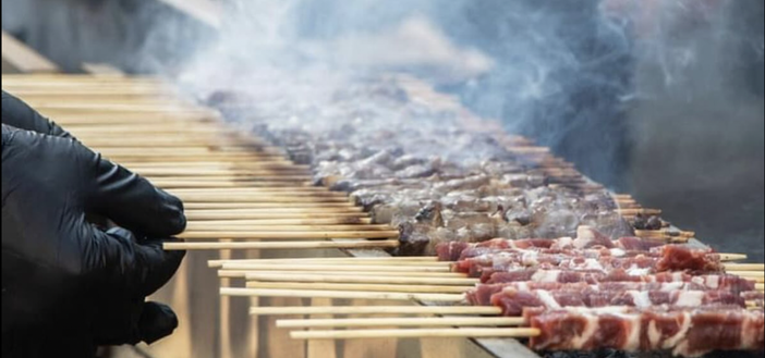 Arrosticini, hamburger, cannoli, panciotti. Alla Schiranna ce n'è per tutti i gusti Arrosticini, hamburger, cannoli, panciotti. Alla Schiranna ce n'è per tutti i gusti