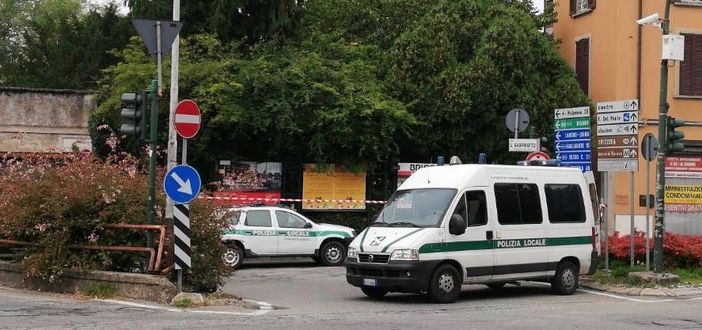Edificio pericolante, chiusa una corsia di via Gasparotto: code in direzione Autolaghi Edificio pericolante, chiusa una corsia di via Gasparotto: code in direzione Autolaghi
