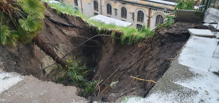 FOTO. Frana il terreno, si apre una voragine a Luino. Smottamento a Cremenaga
