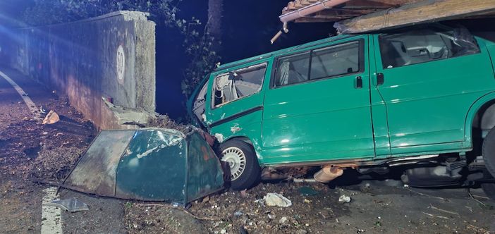 FOTO. Pauroso schianto sulla statale del lago Maggiore: finisce contro il muro e poi centra un furgone, illeso per miracolo