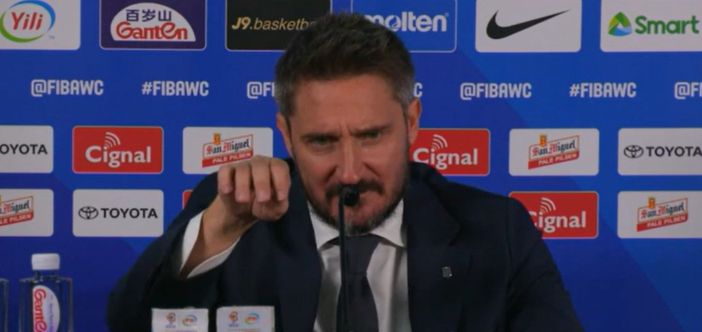 Il ct Gianmarco Pozzecco in conferenza stampa dopo la vittoria di ieri contro le Filippine Il ct Gianmarco Pozzecco in conferenza stampa dopo la vittoria di ieri contro le Filippine