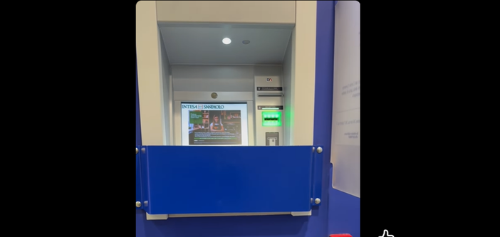 Un frame del video pubblicato sui social da Francesco Bonanno sullo sportello bancario di Besozzo