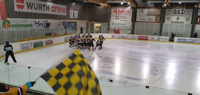Nella foto di Oana Maria Constandis il gruppo giallonero sostenuto da un grande pubblico giunto da Varese a Egna. Sotto nella gallery le immagini ufficiali dei Mastini
