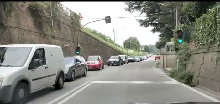 VIDEO - Asfaltatura in via Gasparotto. E il traffico si ferma VIDEO - Asfaltatura in via Gasparotto. E il traffico si ferma