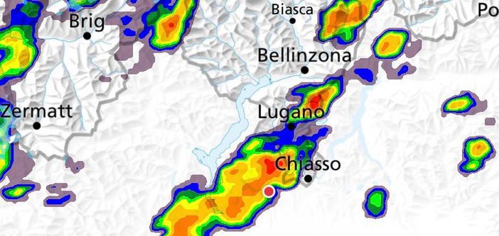 La cartina di MeteoSwiss con la macchia che indica precipitazioni e temporali prevista attorno a mezzanotte sulla nostra zona anche se saranno decisive le prossime ore per capire quantità e localizzazione delle precipitazioni