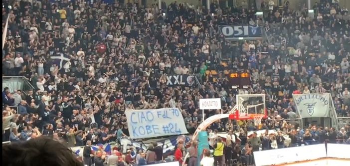 Lo striscione mostrato dai tifosi della Fortitudo dedicato a Bryant durante Bologna-Varese Lo striscione mostrato dai tifosi della Fortitudo dedicato a Bryant durante Bologna-Varese