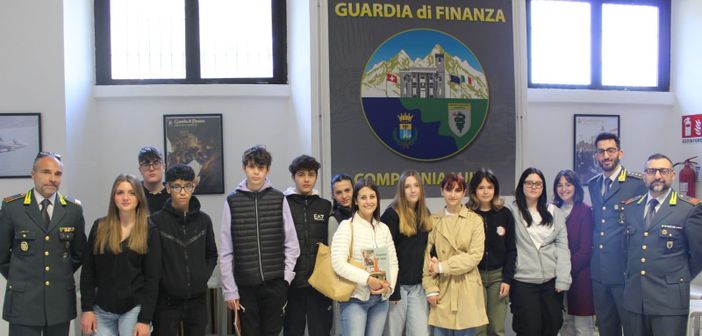 Luino, una lezione di legalità con la Guardia di Finanza per gli studenti di Laveno Mombello Luino, una lezione di legalità con la Guardia di Finanza per gli studenti di Laveno Mombello