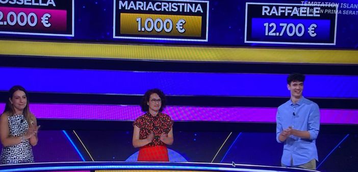 L'applauso dfinale del pubblico e di Gerry Scotti per Mariacristina, che contraccambia. A destra il nuovo giovane campione bolognese L'applauso dfinale del pubblico e di Gerry Scotti per Mariacristina, che contraccambia. A destra il nuovo giovane campione bolognese