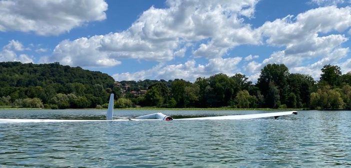 L'aliante in acqua dopo l'impatto (foto scattata un socio della Canottieri Varesi che si trovata sul lago al momento dell'impatto) L'aliante in acqua dopo l'impatto (foto scattata un socio della Canottieri Varesi che si trovata sul lago al momento dell'impatto)