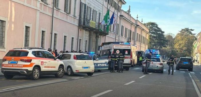 Le immagini dell'incidente davanti all'ingresso del Comune di Varese in via Sacco Le immagini dell'incidente davanti all'ingresso del Comune di Varese in via Sacco