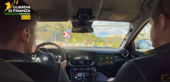 Smantellato traffico di droga dal Sudamerica, 9 arresti in Calabria Smantellato traffico di droga dal Sudamerica, 9 arresti in Calabria