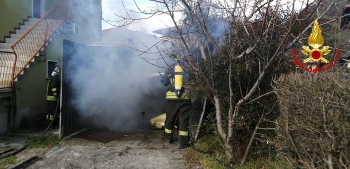 Capanno degli attrezzi in fiamme, a Sangiano arrivano i vigili del fuoco Capanno degli attrezzi in fiamme, a Sangiano arrivano i vigili del fuoco