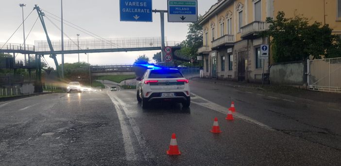 Cinque ponti allagati: chiusa la corsia che porta a Gallarate Cinque ponti allagati: chiusa la corsia che porta a Gallarate