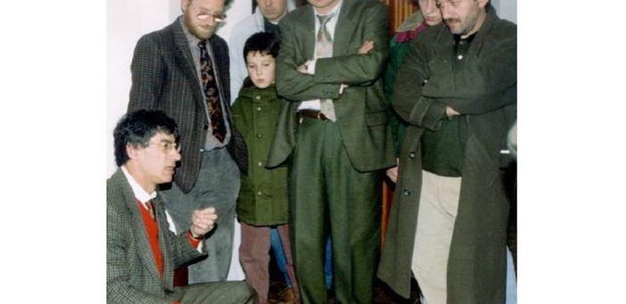 Andrea Cassani, bambino, ascolta Umberto Bossi. A poca distanza, Roberto Maroni (foto dalla pagina Fb del sindaco)