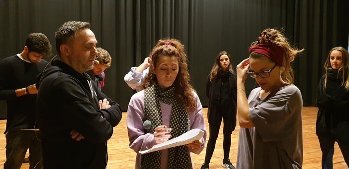 Gabriele Cirilli durante le prove del Cirque du Cirill al Teatro Sociale di Busto