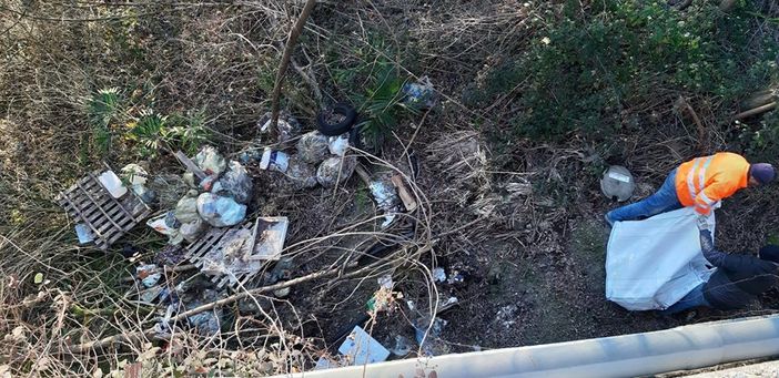 Malgesso: trovati rifiuti abbandonati sotto il ponte della ferrovia