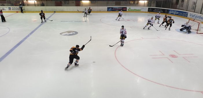 Hockey. Vecchio cuore giallonero: il Varese resiste l'ultimo minuto in doppia inferiorità, espugna Bressanone ed è ancora primo