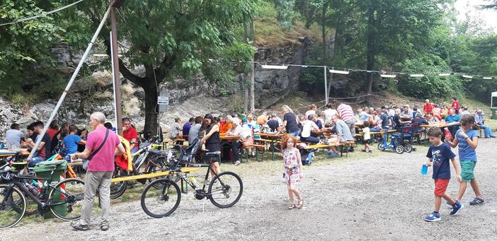 FOTO. La Festa degli Alpini parte alla grande: mille persone al Campo dei Fiori