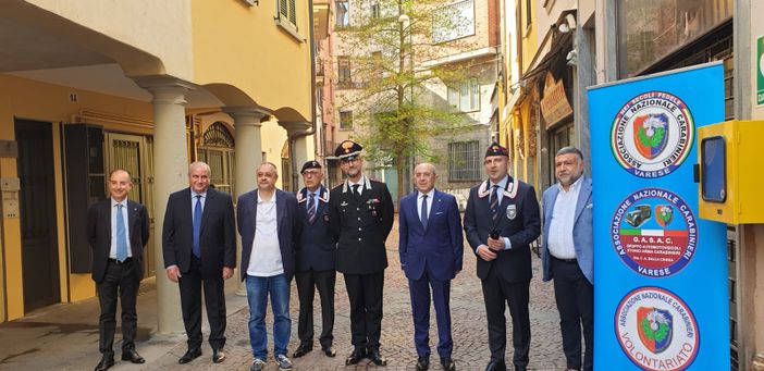 Orgoglio Varese e ANC fanno battere il cuore: inaugurato un defibrillatore pubblico