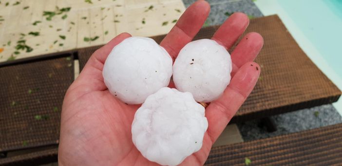 Gli impressionanti chicchi di grandine caduti sabato a Vergiate (foto dalla pagina Facebook NaturalMeteo) Gli impressionanti chicchi di grandine caduti sabato a Vergiate (foto dalla pagina Facebook NaturalMeteo)