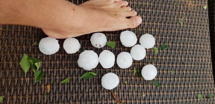 L'impressionante immagine dei chicchi di grandine caduti a Vergiate (foto dalla pagina Facebook di NaturalMeteo)