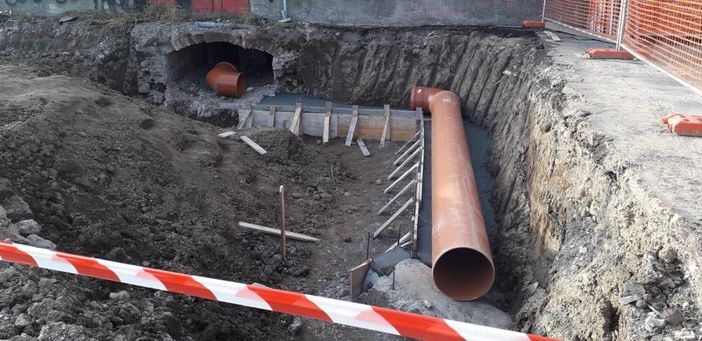 Varese, nuovo cedimento in piazzale Kennedy. Operai al lavoro e circolazione modificata